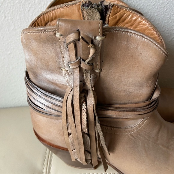 Lucchese Robyn hand-tooled feather booties in tan SMOOTH leather Size 7 - Picture 2 of 6